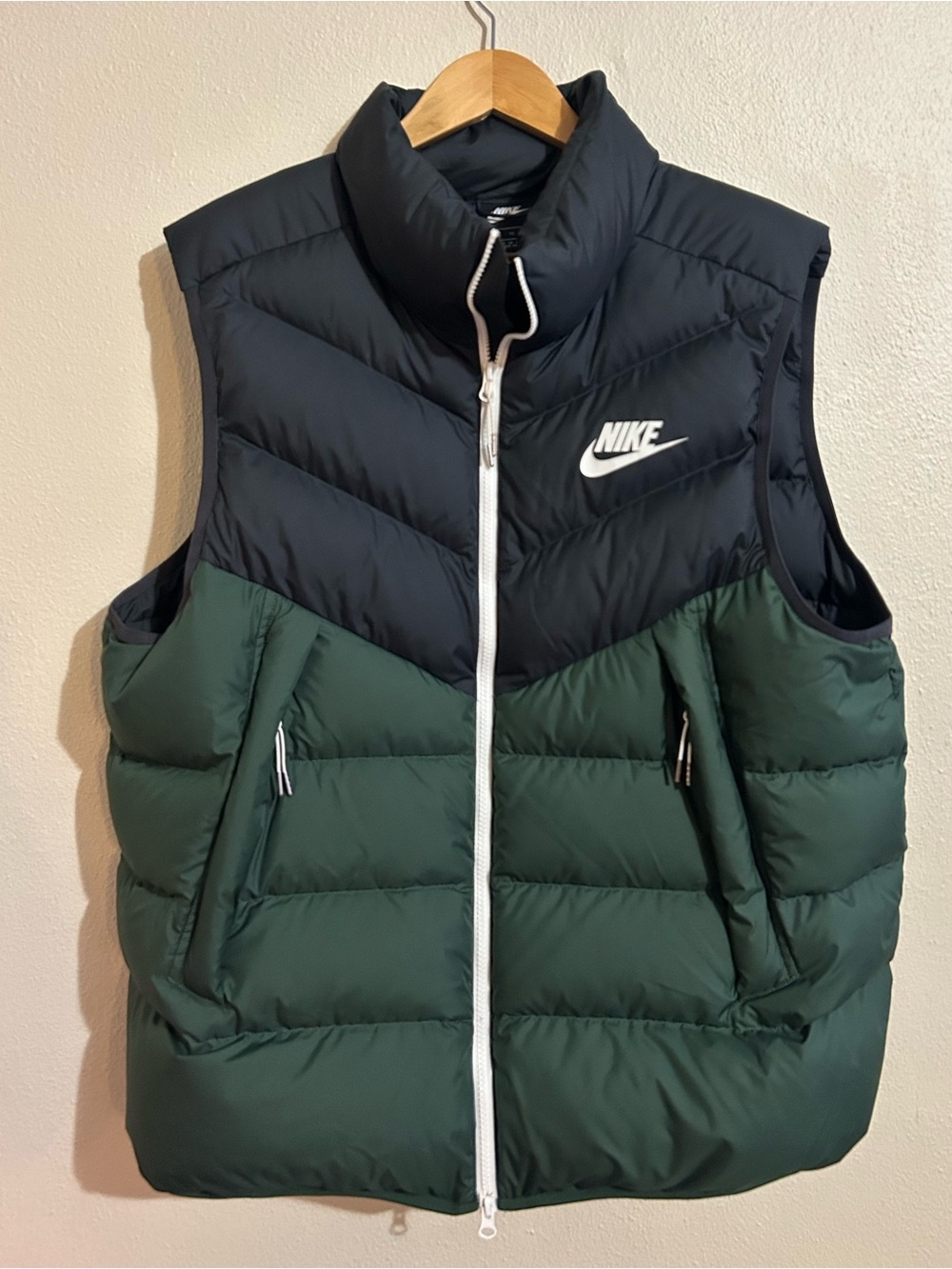 Nike Men's Down Fill Windrunner Vest Size XL Black & Green Colorblock Puffer